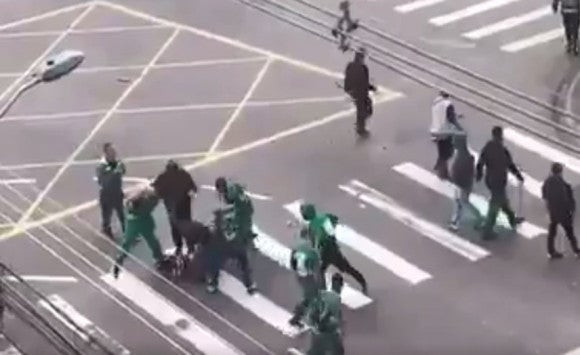 Γκάφα από την αστυνομία της Βραζιλίας: Ζωντανός ο οπαδός που ξυλοκοπήθηκε (βίντεο)